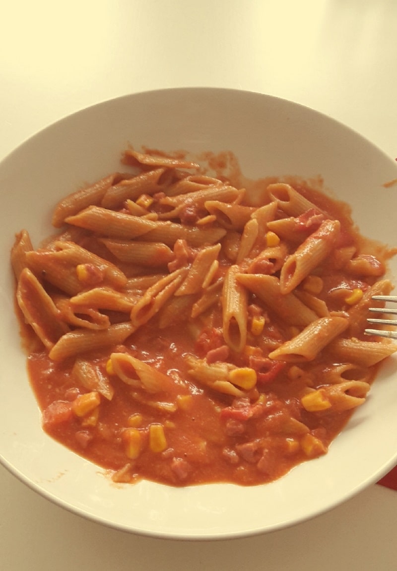 Sophia Thiel Rezept Penne mit Tomate-Mozzarella-Sauce